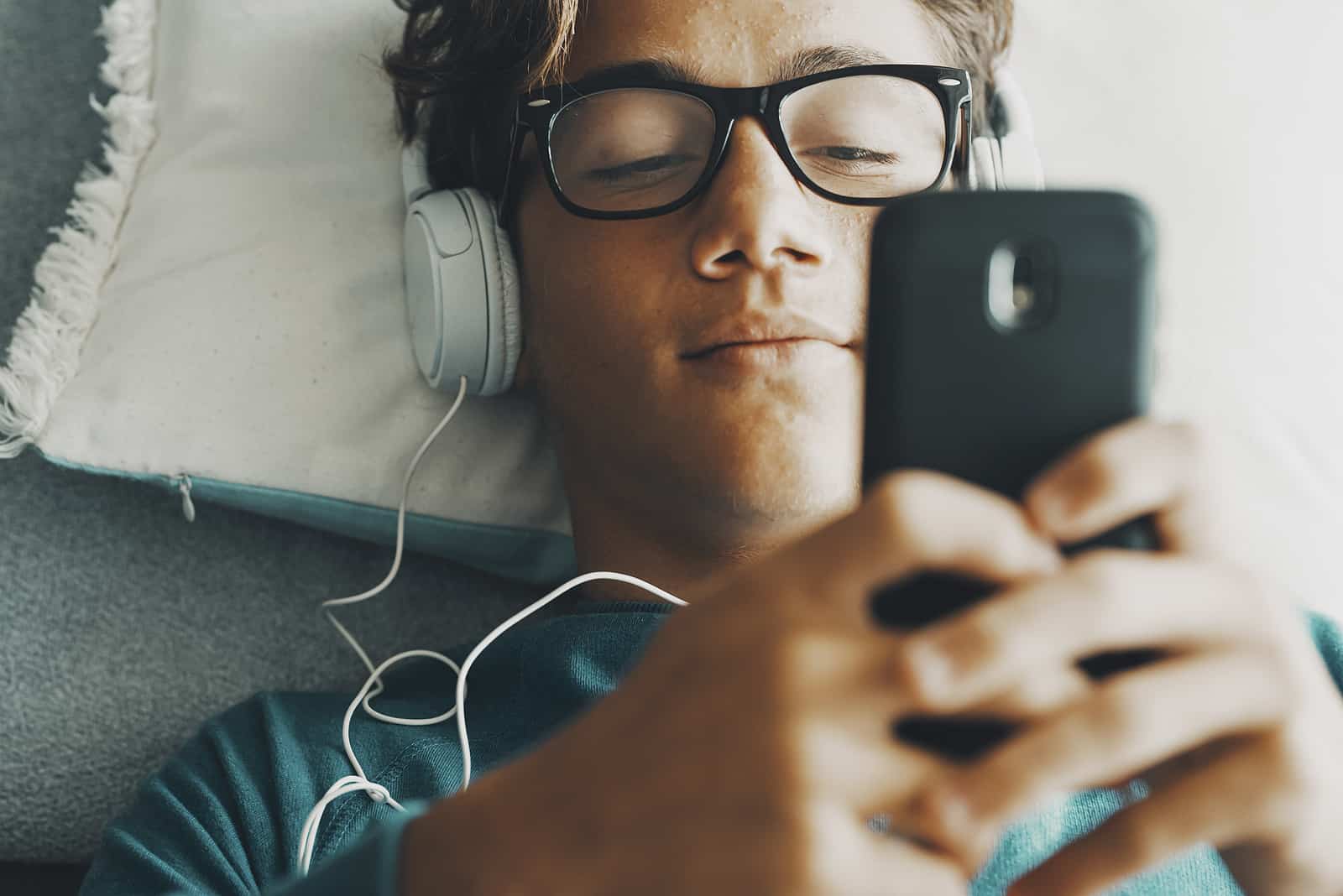 Screens aren’t going anywhere, but parents don’t have a clear way to manage screen time for teens in a way that feels healthy, balanced, and sustainable. Finding the right balance of screen time for your family and teen is possible, and our team at Pure Life Adventure has some great, practical tips to get you started
